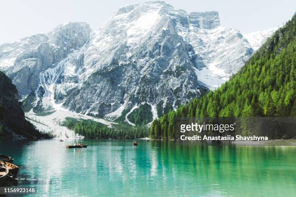 lago di braies mountain lake in dolomites alps - pragser wildsee stock pictures, royalty-free photos & images