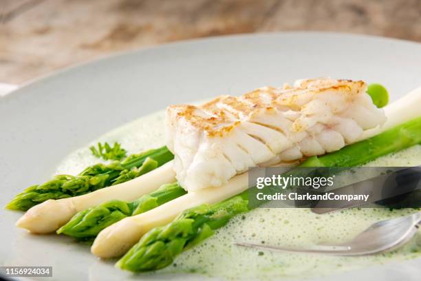 green and white asparagus with cod. - recipe imagens e fotografias de stock