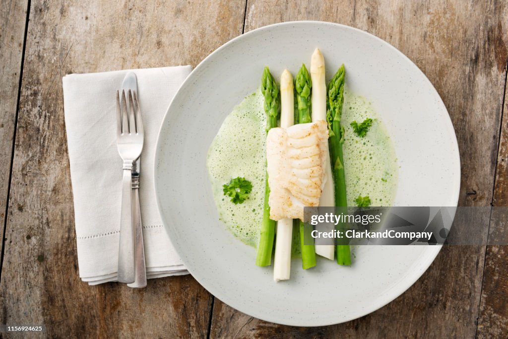 Grüner und weißer Spargel mit Kabeljau.