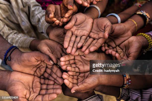 hände der armen - um hilfe bitten, afrika - sudan famine boy stock-fotos und bilder