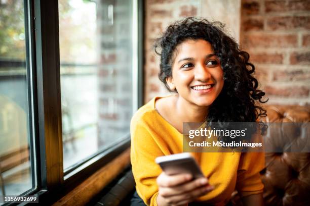 mit dem handy. - happy woman smiling asian stock-fotos und bilder