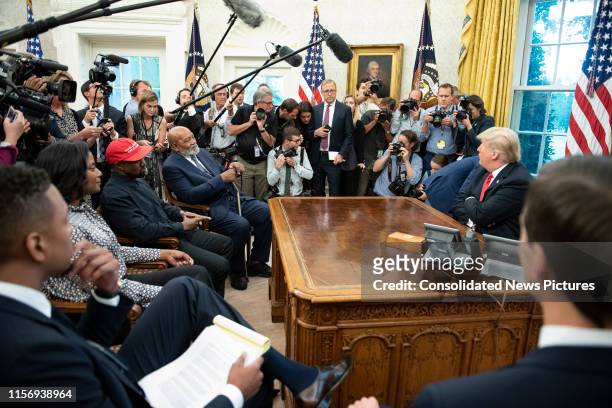 Surrounded by members of the press and others, American journalist Jonathan Karl listens to real estate developer & US President Donald Trump in the...