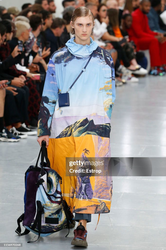 Valentino : Runway - Paris Fashion Week - Menswear Spring/Summer 2020