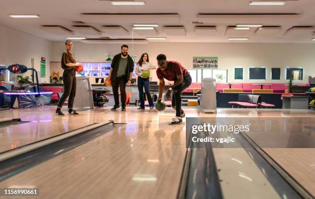 werfen - bowling stock-fotos und bilder