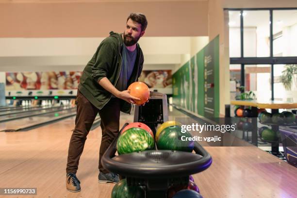 werfen - bowlingbahn stock-fotos und bilder