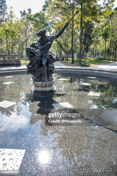 statue of neptun in mexico city - statue vénus de willendorf photos et images de collection