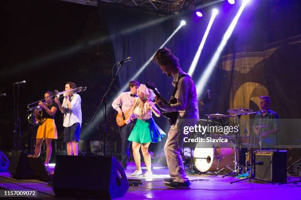 rock groep spelen op het concert - trombone stockfoto's en -beelden