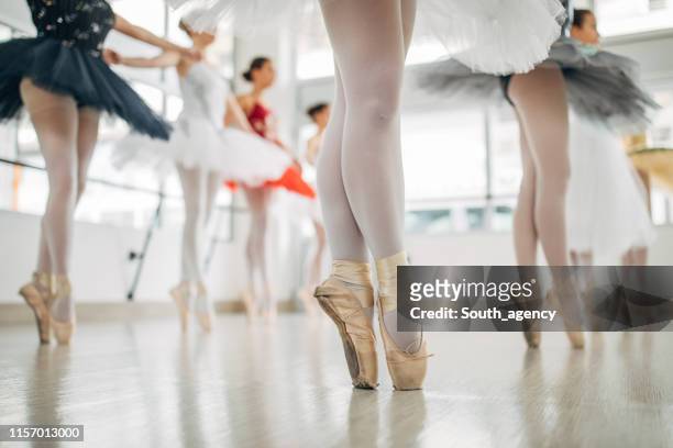 ballet dansers oefenen - ballerina feet stockfoto's en -beelden