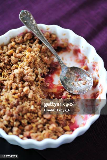 plum crumble dessert in a white dish - kruimeltaart nagerecht stockfoto's en -beelden