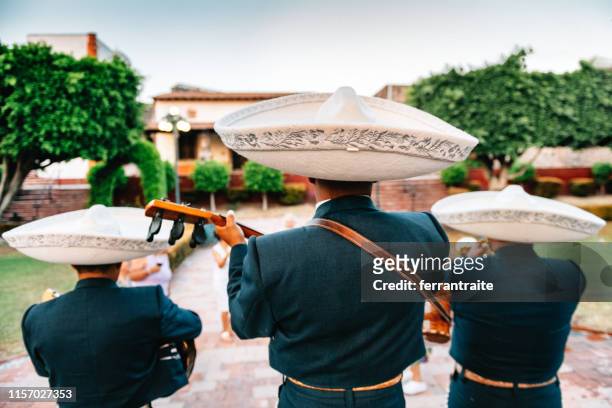 juego de la banda del mariachi - sombrero de fiesta fotografías e imágenes de stock