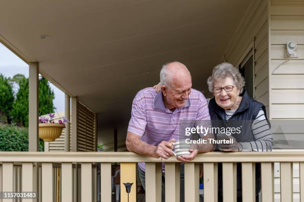 couples de personnes âgées australiennes vivant indépendamment à la maison propre - old people australia photos et images de collection