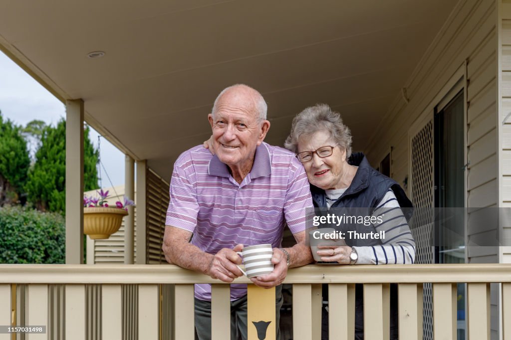Australian Senior Citizen par som bor självständigt på eget hem