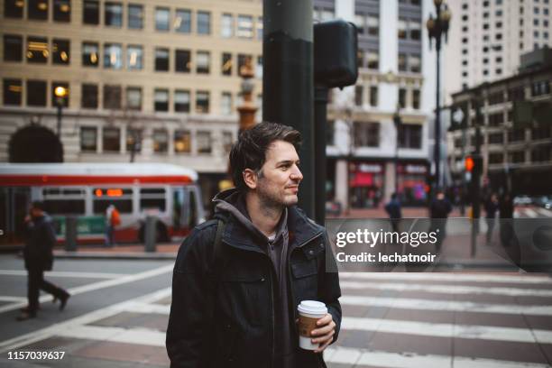 junger it-profi auf einer kaffeepause in san francisco, kalifornien - silicon valley stock-fotos und bilder