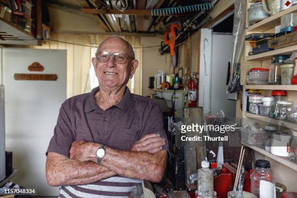 verticale de l'homme aîné travaillant dans son atelier - old people australia photos et images de collection