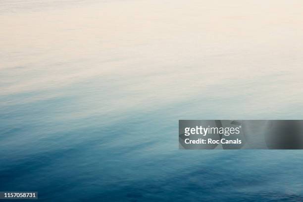 mediterranean water - ambientazione tranquilla foto e immagini stock