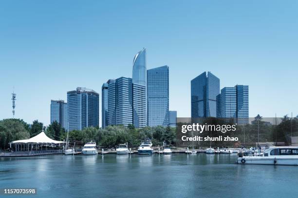 the city reflected on the lake - 蘇州 個照片及圖片檔