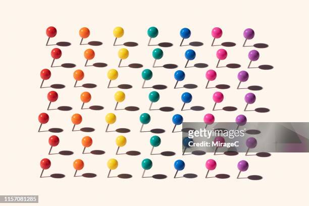 rainbow colored straight pins collection pattern - punaise stockfoto's en -beelden