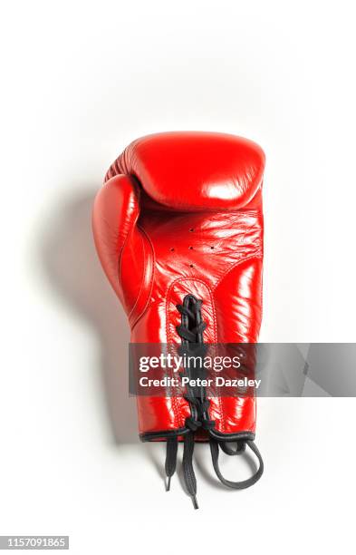 red boxing glove on white background - boxing glove stockfoto's en -beelden