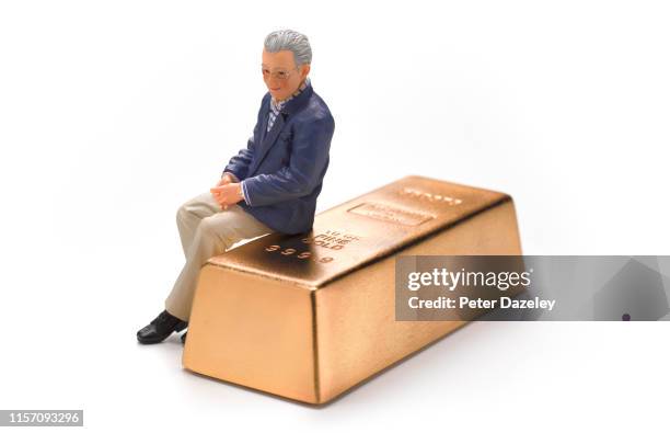 wedding figurine retired man sitting on gold bar - guldtacka bildbanksfoton och bilder