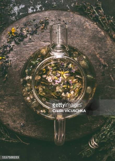 herbal tea in glass tea pot , top view - cup of tea from above fotografías e imágenes de stock