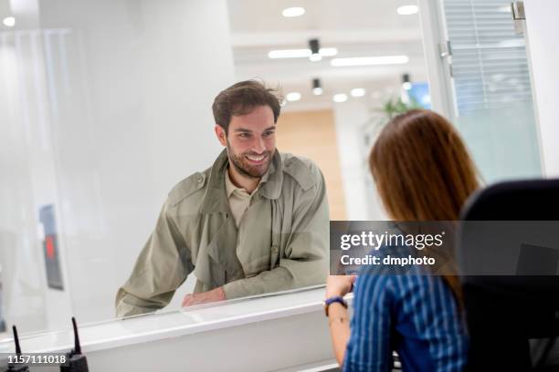 weibliche bankangestellte beratung kunden - bank teller and customer stock-fotos und bilder