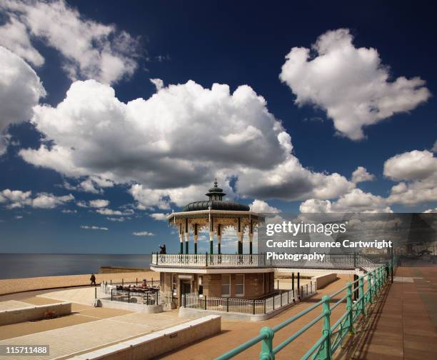 brighton bandstand under clouds - hove - fotografias e filmes do acervo