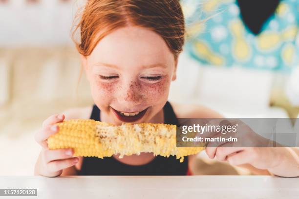 menina do redhead que come o milho na espiga - corn on the cob - fotografias e filmes do acervo