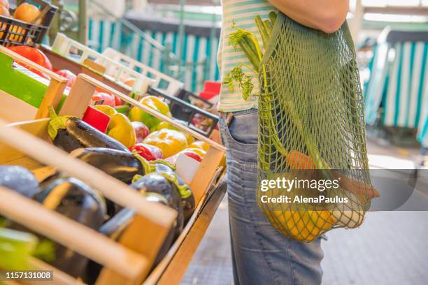 frutta e verdura in una borsa riutilizzabile in rete di cotone, concetto di shopping zero waste - biologia foto e immagini stock