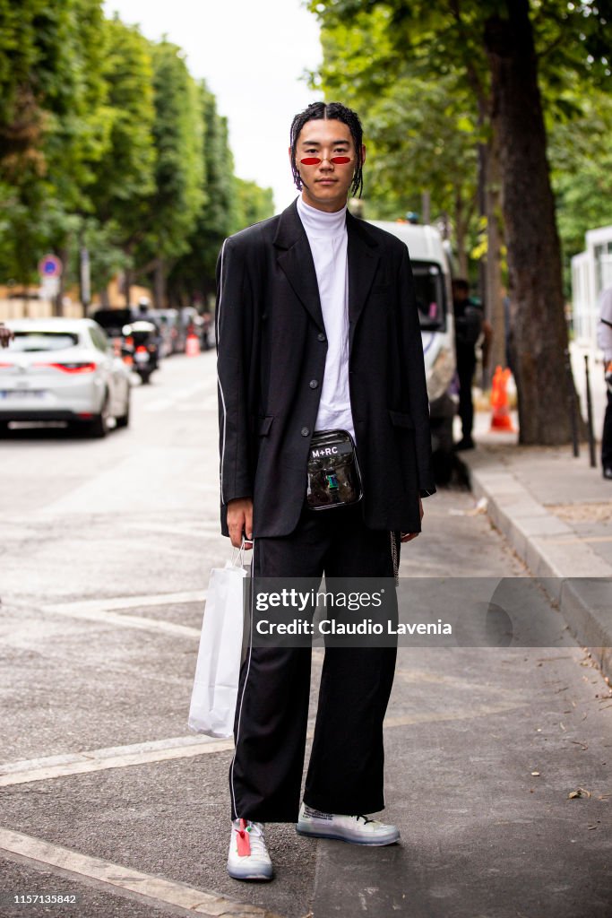 A guest, wearing a black suit, white turtleneck top, white... Foto di  attualità - Getty Images