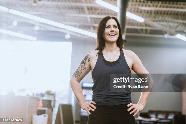 female trainer at cross training gym - exercise instructor stock pictures, royalty-free photos & images