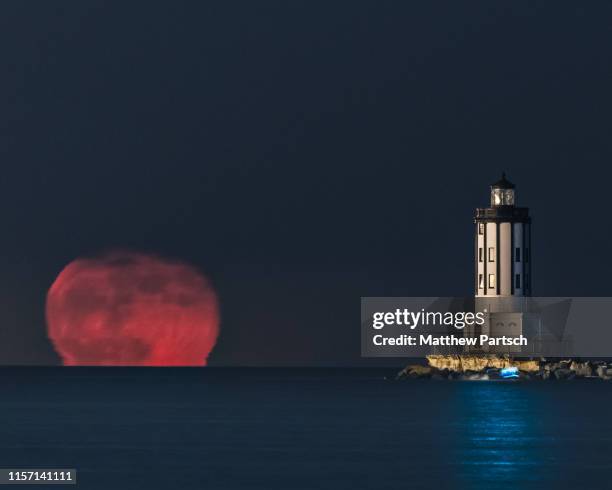 strawberry moon - luna delle fragole foto e immagini stock