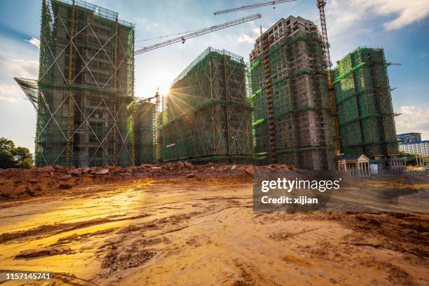 baustelle mit sonnenlicht - baustelle gerüst sonne stock-fotos und bilder