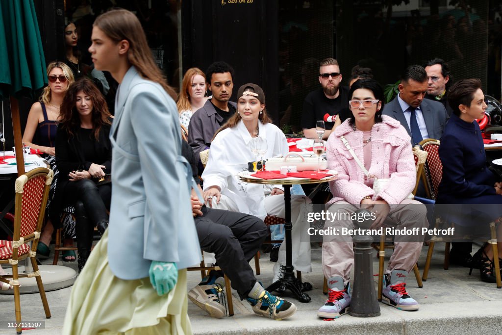 Gigi Hadid and Kris Wu attend the Louis Vuitton Menswear Spring Foto di  attualità - Getty Images