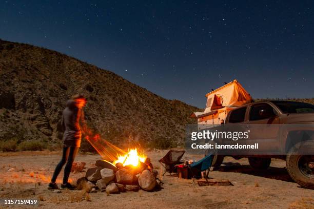 vakantie - desert camping stockfoto's en -beelden