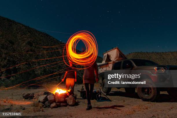 licht schilderij - light painting stockfoto's en -beelden