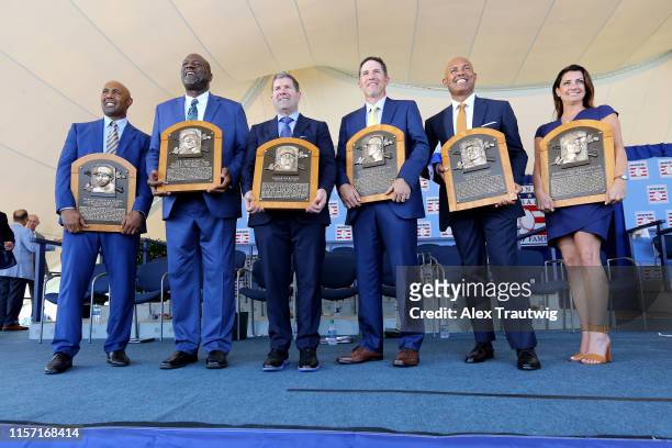 Inductees Harold Baines, Lee Smith, Edgar Martinez, Mike Mussina, Mariano Rivera and Brandy Halladay, wife of inductee Roy Halladay pose for a photo...