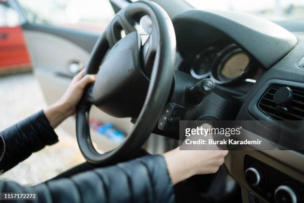 woman starting car - ontsteking stockfoto's en -beelden
