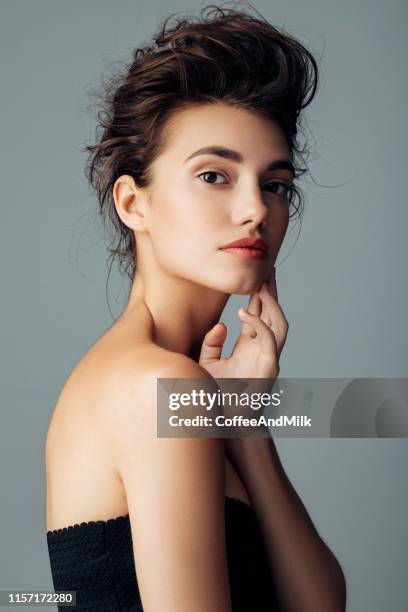 joven hermosa modelo con largo ondulado cabello bien arreglado - caspa fotografías e imágenes de stock