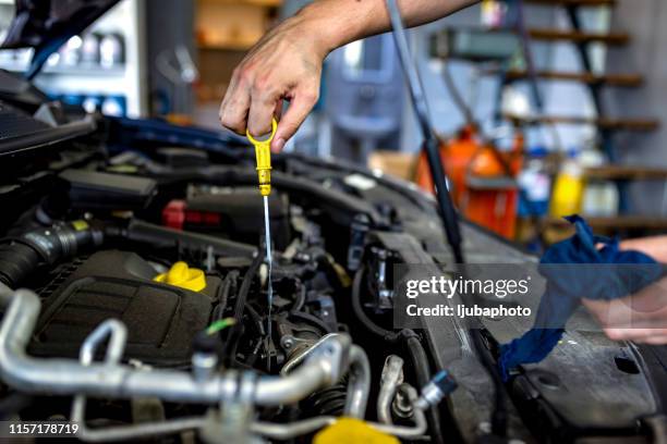 monteur controle olie - motor oil stockfoto's en -beelden