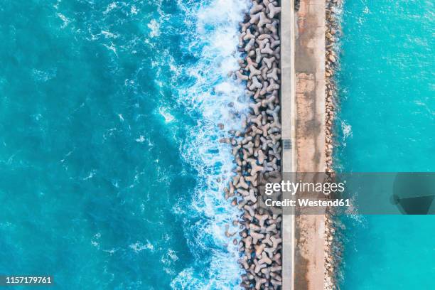 portugal, algarve, sagres, harbor, aerial view of tetrapods as coastal protection - espolón muro de contención fotografías e imágenes de stock