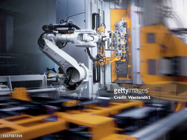 industrial robot in modern factory - herstellendes gewerbe stock-fotos und bilder