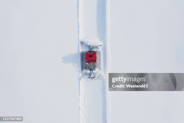 austria, tyrol, galtuer, view to ski slope and snow groomer in winter, aerial view - marca de esqui - fotografias e filmes do acervo