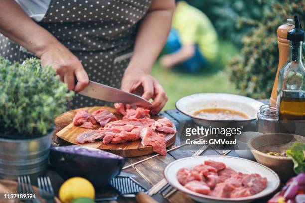 zubereitung von rindfleisch kebab mit gemüse draußen - grill zubereitung stock-fotos und bilder