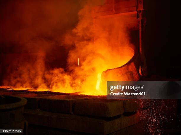 liquid copper is filled into casting moulds - aparato de producción de energía fotografías e imágenes de stock