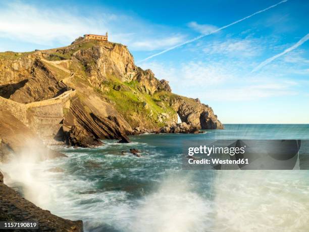 spain, biscay, basque country, euskadi, san juan de gaztelugatxe, breaking wave - gaztelugatxe fotografías e imágenes de stock