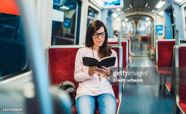 absorbiert in einem buch - metro hamburg stock-fotos und bilder