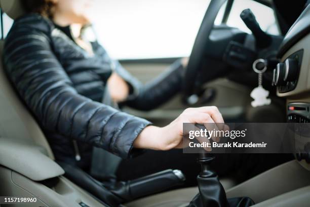 young woman driving - levier de vitesse photos et images de collection