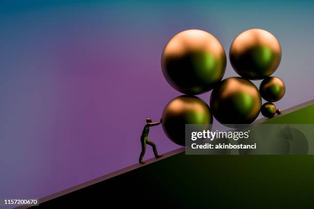 zakenman duwen grote steen bergop - challenge stockfoto's en -beelden