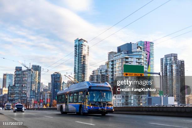 public bus on granville street bridge leaving downtown vancouver - transporte público imagens e fotografias de stock
