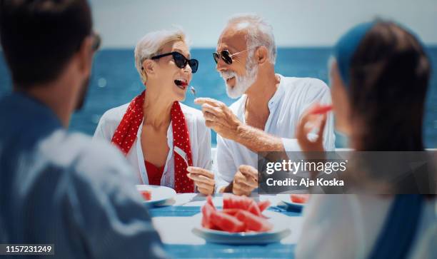 wir genießen einen perfekten sommerurlaub. - old couple restaurant stock-fotos und bilder